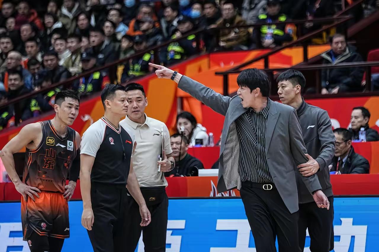 山东球迷说，不赢辽宁男篮20分不算赢？
结果现实被狠狠打脸，给人的感觉山东男篮看