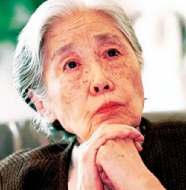2006 年，王光美因病离世。当年 7 月病危之际，她曾向女儿刘亭抱拳作揖，虚弱