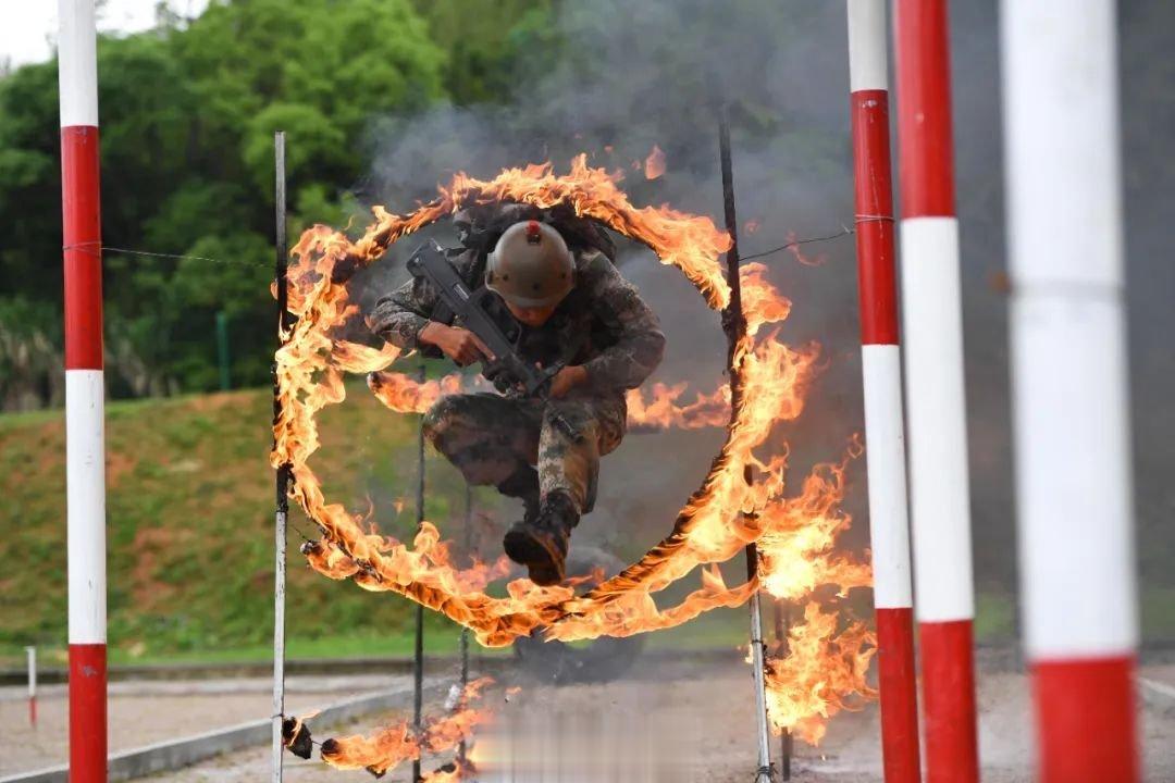 #前线熄灯号[超话]##军营晚点名##人民前线# “攻击似虎，阻击如磐”！成绩才