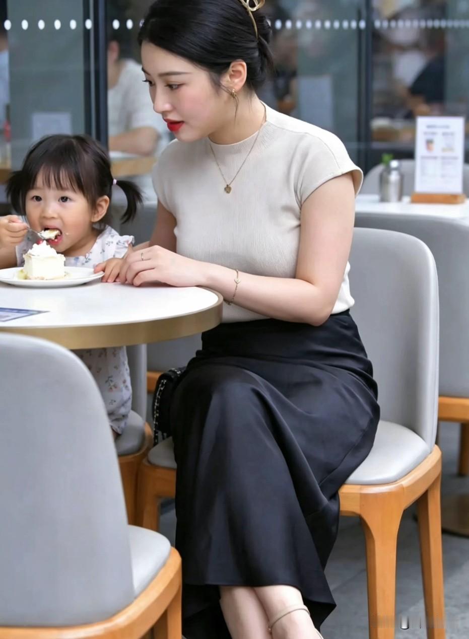 午后的咖啡馆里，阳光轻轻落在桌面上。扎着双马尾的小姑娘举着小勺，大口吃着奶油蛋糕