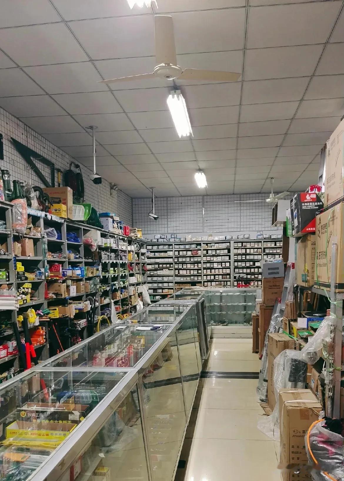 家门口开了好多年的五金店突然倒闭了！
五金店现在开的太多，房地产热过去了，再加上