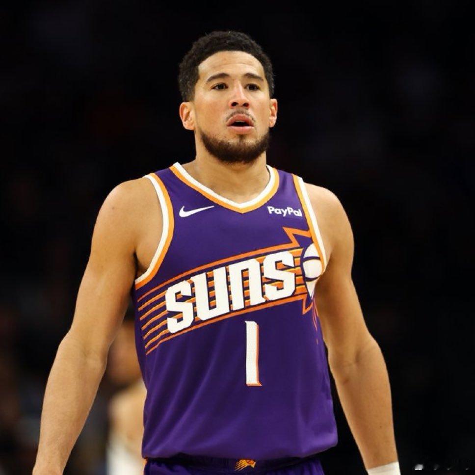 Shams，太阳球星德文·布克遭遇右侧腹股沟拉伤，将在一周后接受复查。本赛季太阳