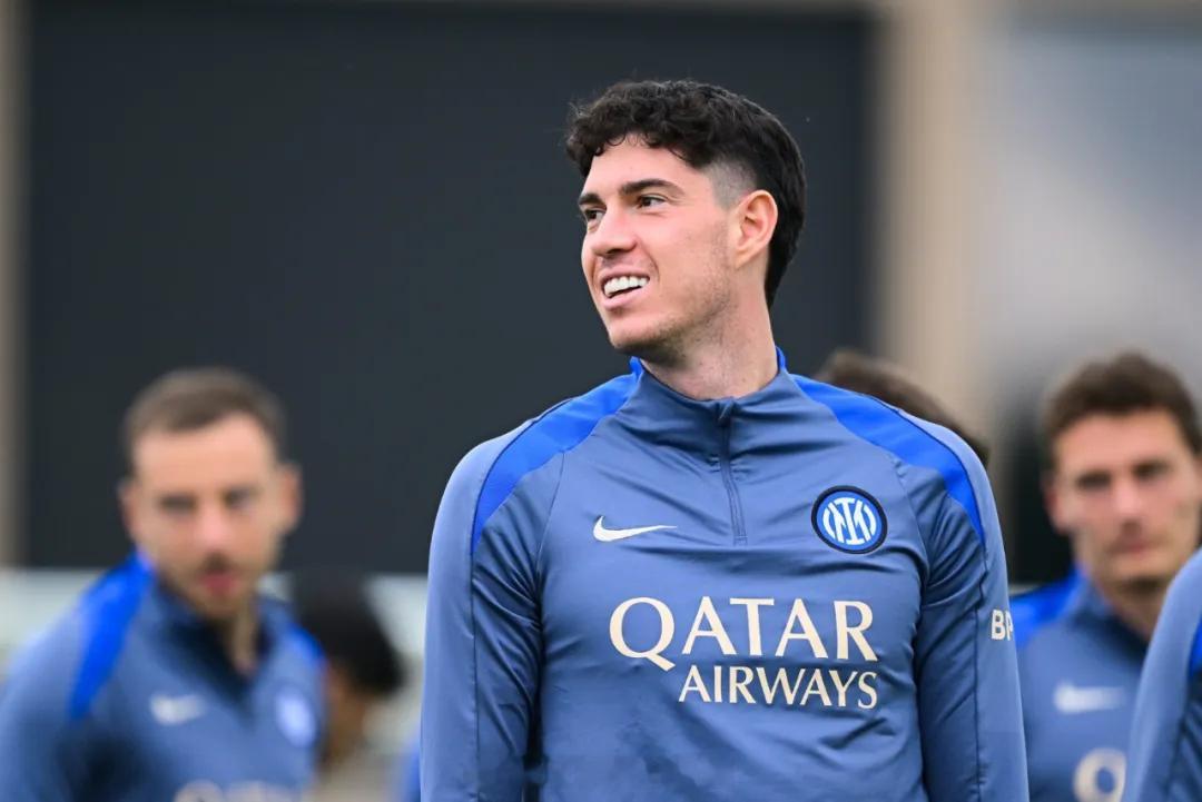 国米后卫巴斯托尼近日接受采访时回应了他和巴萨的传闻。巴斯托尼说：“看到这样的传闻