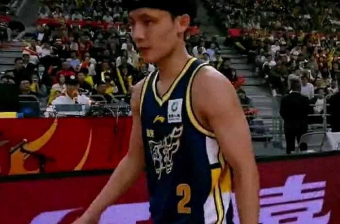 广东德比广东胜，必须谈谈这3人：

1：徐杰打球太有灵性了：主场17分3篮板9助