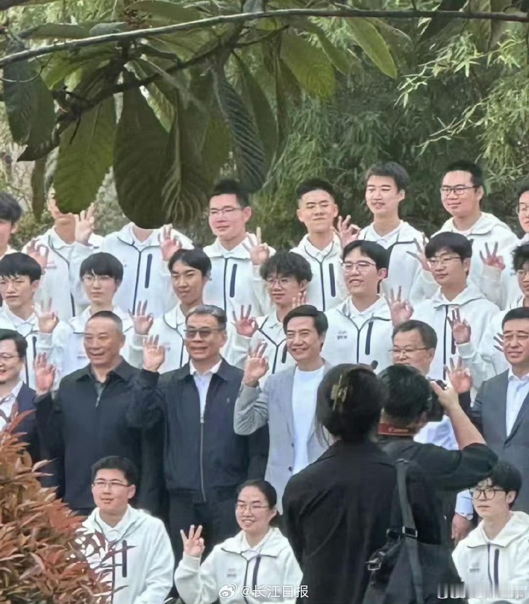 雷军同雷军班同学拍大合照正值武大的樱花盛开季节，雷总来到了武大，并与雷军班同学拍