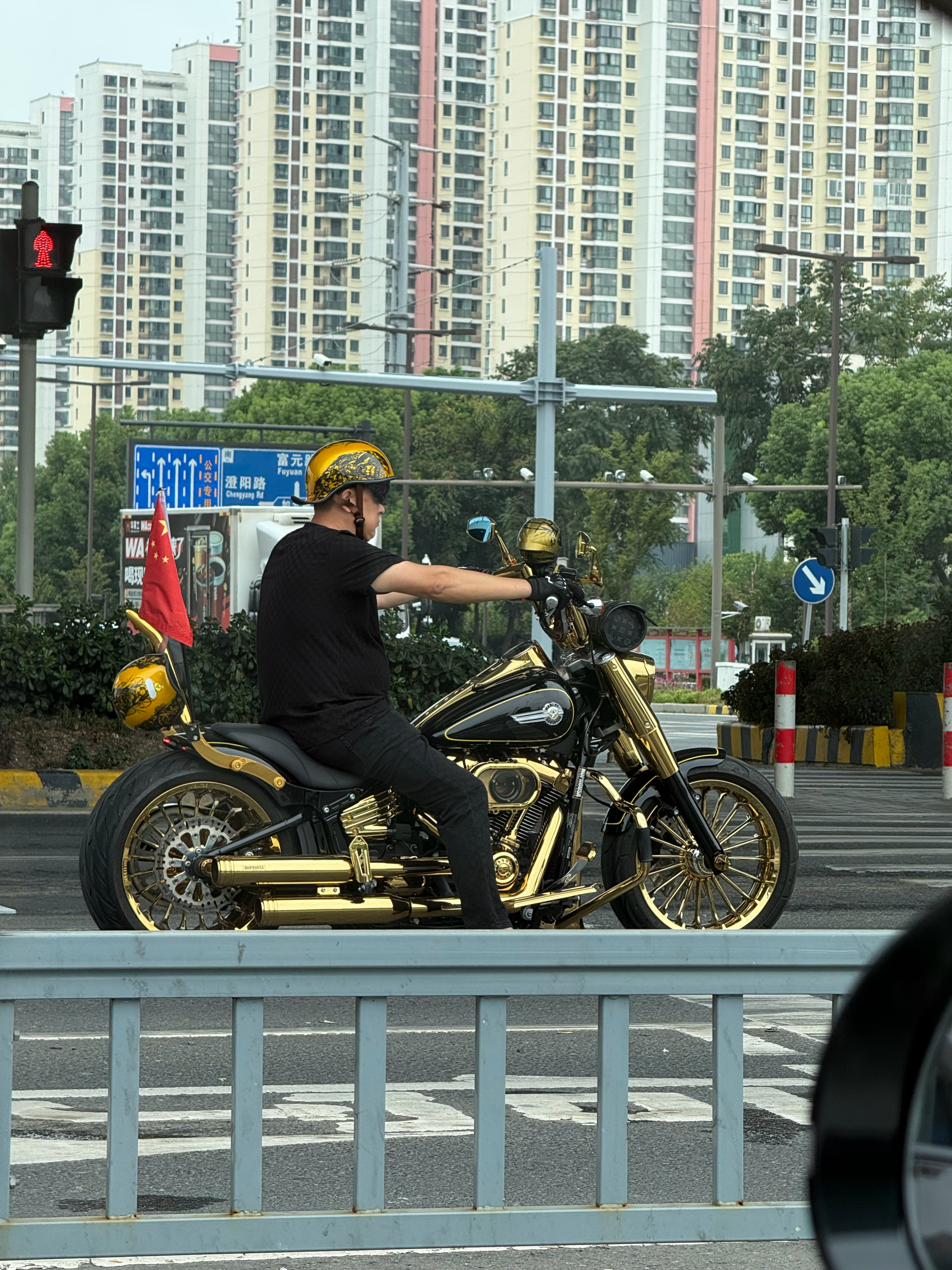 大哥你的穿搭很有个性啊，今天是什么OOTD？[喵喵][喵喵] ​​​