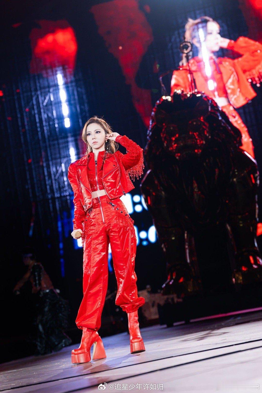 邓紫棋大巨蛋演唱会正式官宣 从鸟巢到启德，再到大巨蛋，她一步步踏出无人企及的巡演