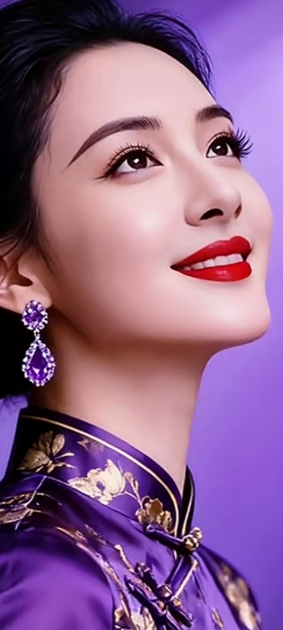 紫色旗袍的优雅魅力，搭配闪亮的耳饰，尽显东方古典美！