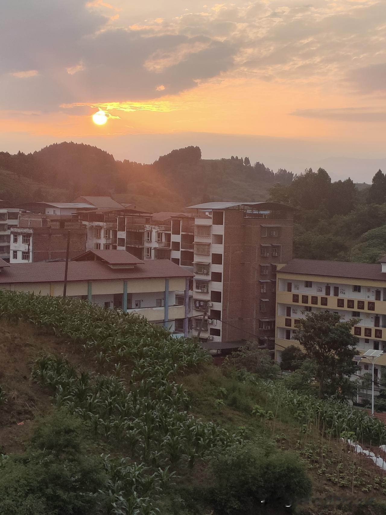 上联:日日日，日出东海
下联:月月月，月落西山