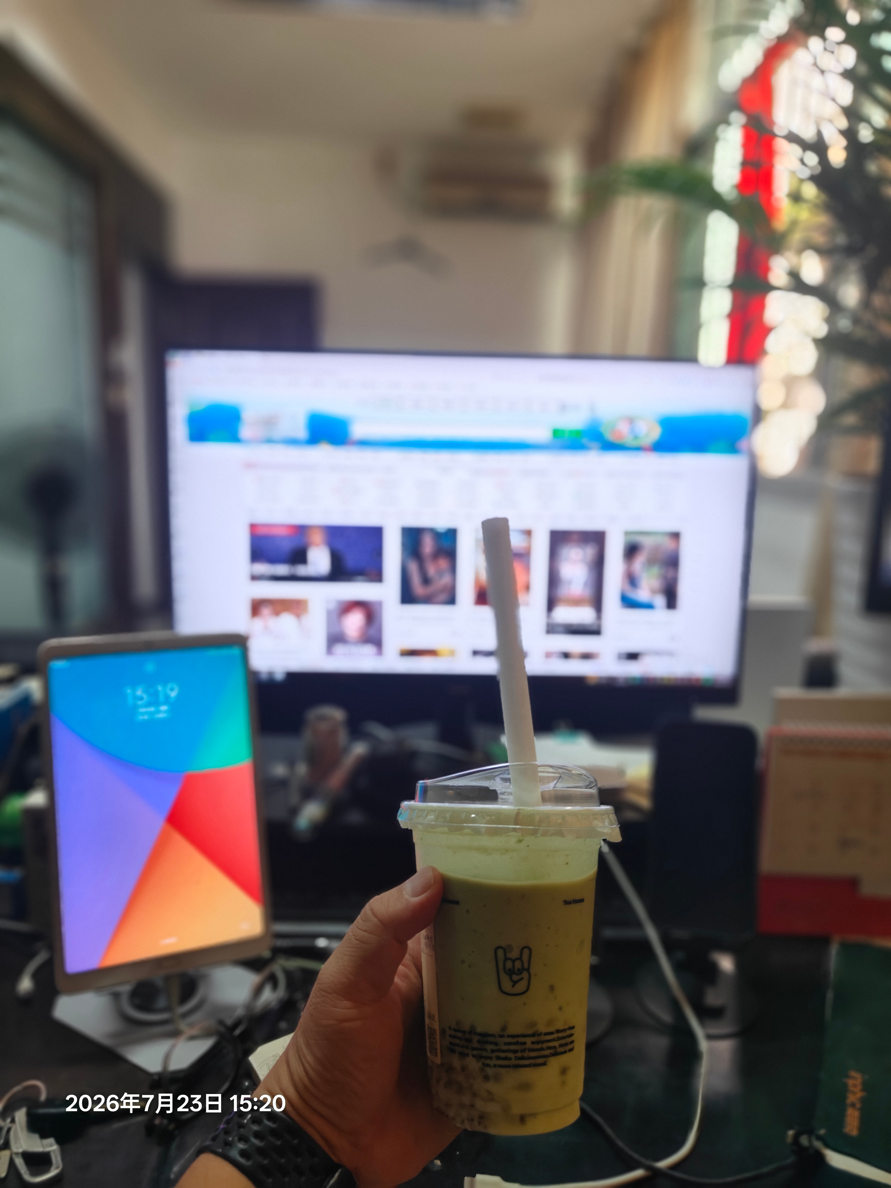 🥵高温预警下的续命水，握在手里凉丝丝的。电脑屏幕亮着，喝一口，瞬间活过来了✨打