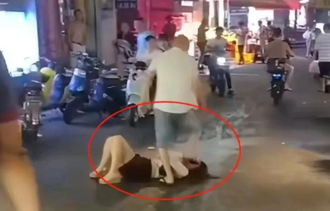 广州天河市区，一位女士正在大街行走，醉汉突然走到她面前出言调戏她，被女士拒绝，醉