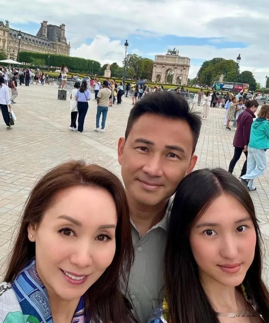郭可盈这波法国游照片也太可了吧！一家子全是大长腿，简直晃眼～ 林文龙是吃了防腐剂