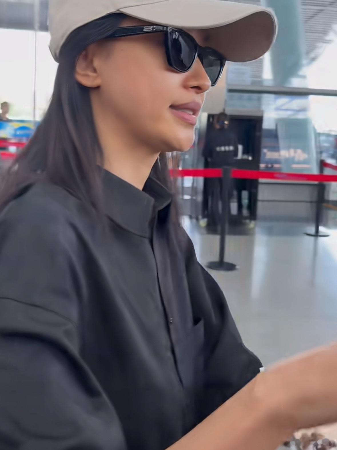 孙怡素颜肤色谁看了孙怡机场素颜生图不感叹妆造与打光的魔力！结束连日录制行程现身机