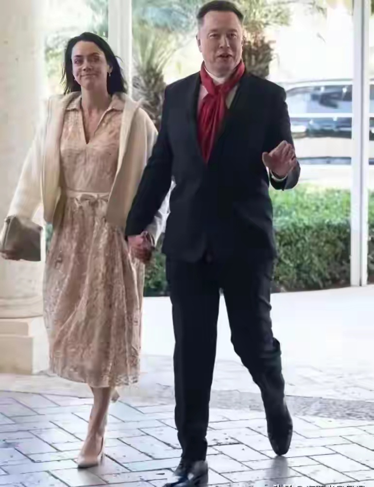 马斯克牵手印度裔科技女神高管希文亮相，两人共同孕育四个孩子 
