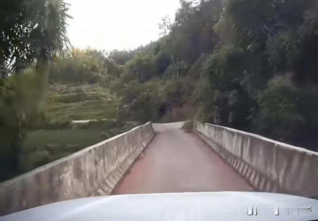 目前在国内的一些山区的乡道和村道，还是有不少道路非常窄，特别是一些桥梁，勉强一辆