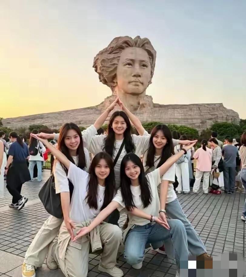 橘子洲、毛主席青年时期指点江山巨大雕塑、五个青春少女、五角星，这些正能量的东西组