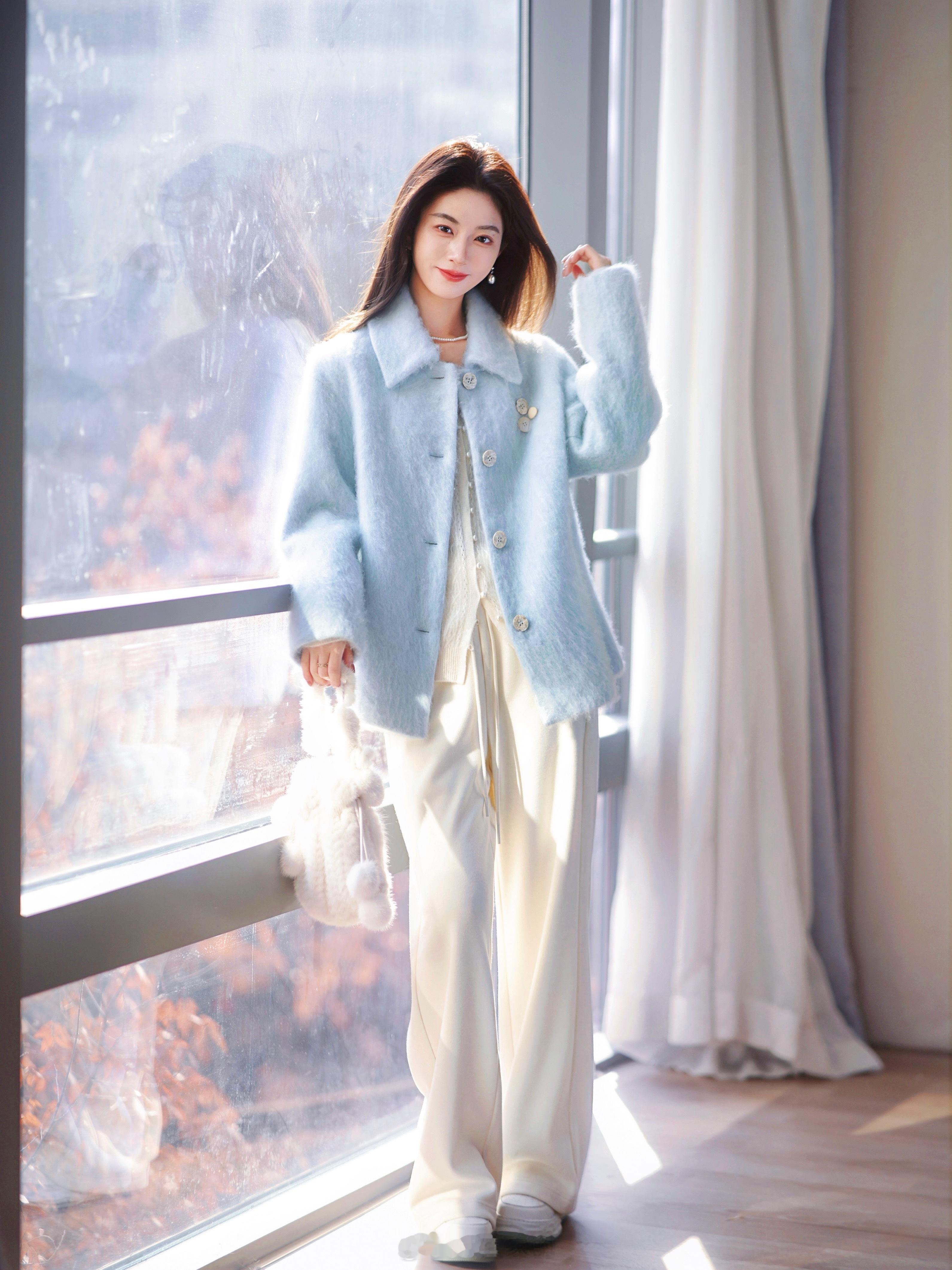 这清爽干净的感觉！一眼心动啊～羊毛羊绒+拉毛工艺 轻盈软糯还巨巨暖和！简单好搭的