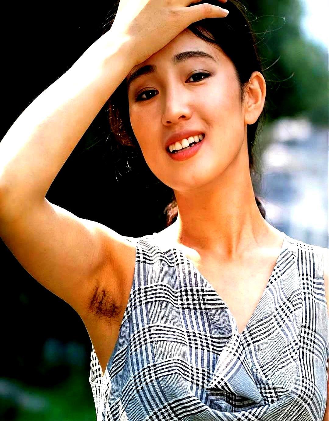 三十年前露腋毛是飒，现在露腋毛是不雅？
 
林青霞早年打球的旧照里，露腋毛被全网