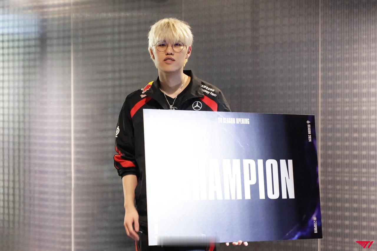 T1官推更新季前赛花絮[羞嗒嗒]

#lck季前赛#