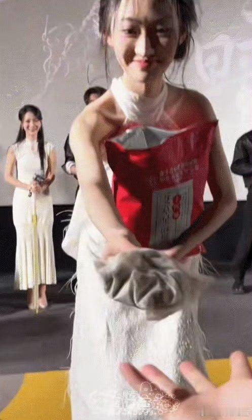 杨雨潼白鹤盘发造型啊啊啊妹妹是小白鹤本鹤吧！盘发加羽毛的创意好绝，白到整个人在发
