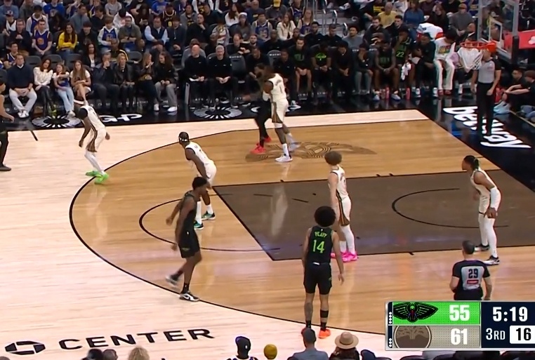 4后卫搭档库明加 这个阵容 相当炸裂 然后瞬间被反超 呵呵 鹈鹕vs勇士