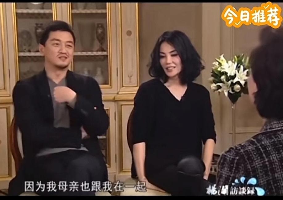 有一位娱乐记者说王菲怀孕的时候，他们偷拍过王菲，那一次他们看到一位穿着破旧的老人