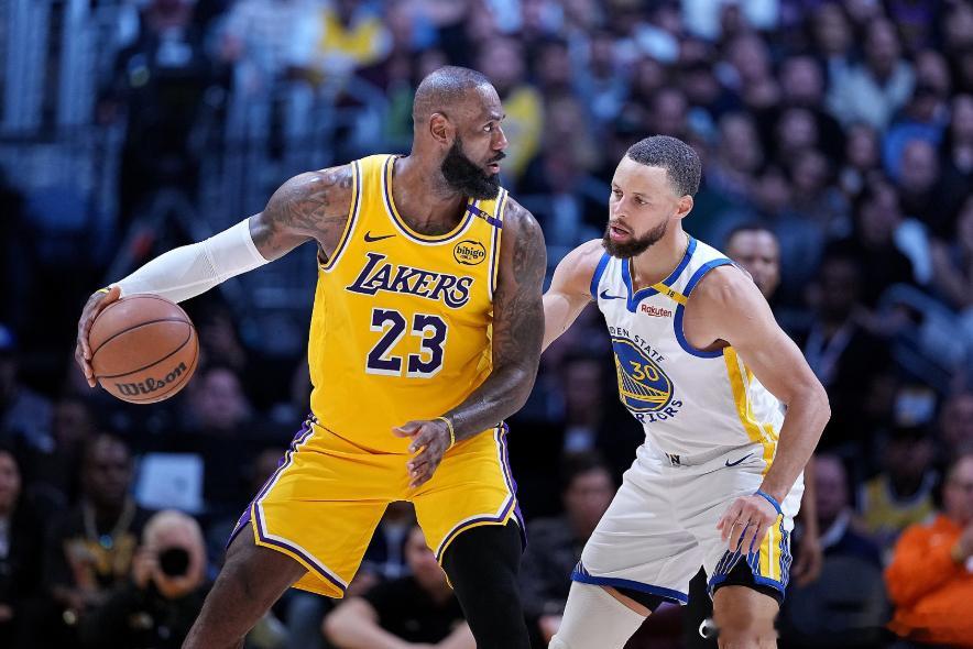 今天名宿皮尔斯在《No Fouls Given》节目中谈到了詹姆斯和库里。皮尔斯