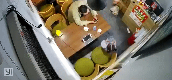 躺着喝大桶水，也是绝了！
