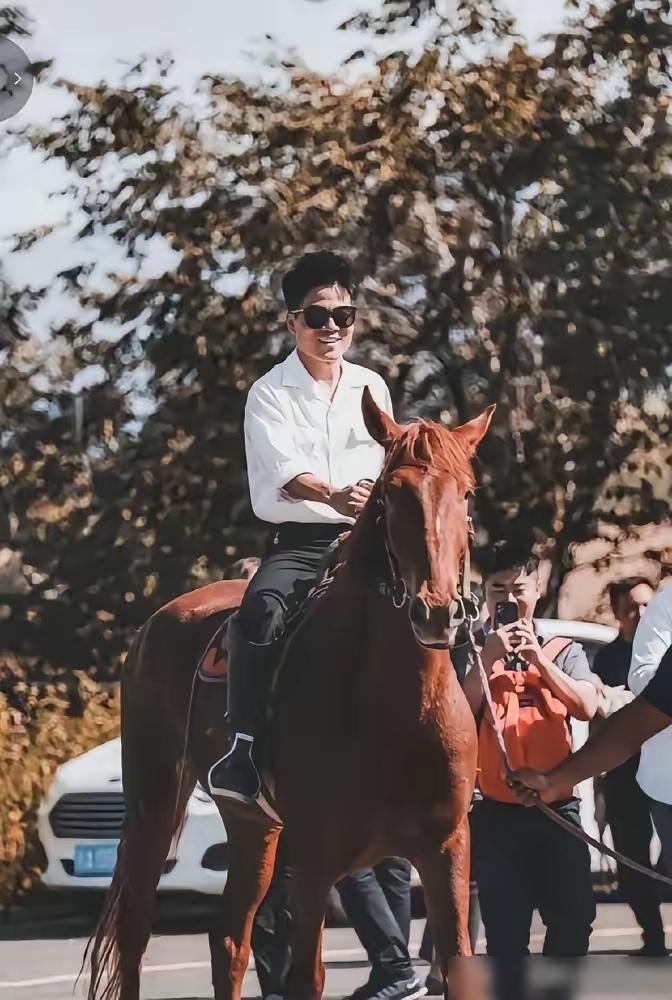 别再同情董宇辉了
这哪是翻车
分明是一场价值千万的精准布局。


央视撕开假洋保