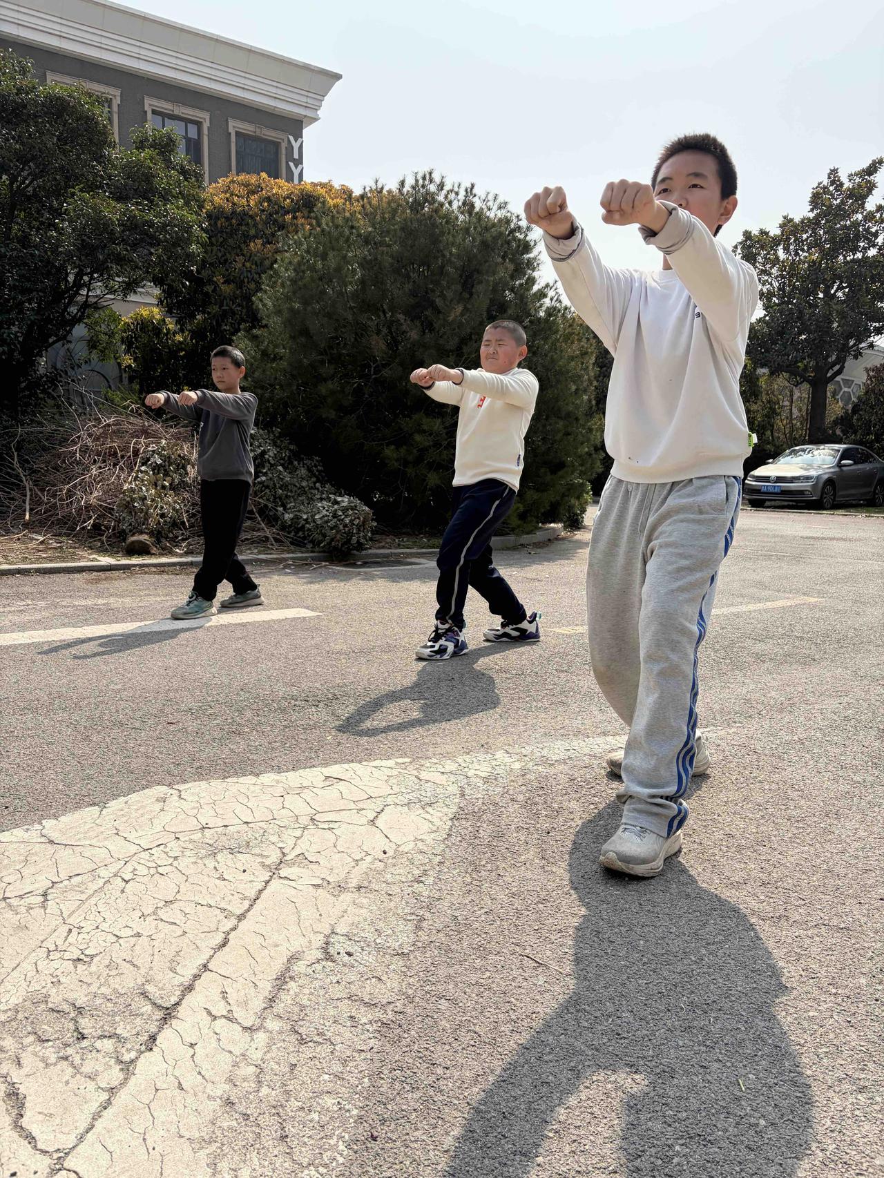 周末孩子们来集体练功。从武术基本功到军体拳、擒敌拳、少林小洪拳、散打拳法，最后到