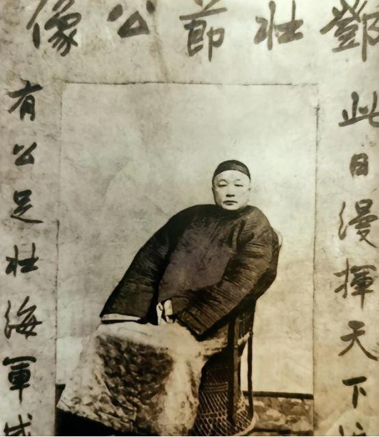 1895年，邓世昌的三姨太挺着六个月孕肚接旨，太后赏了块24斤金匾，邓老太太摸着