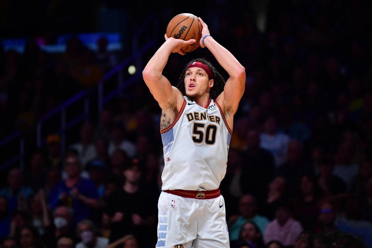 近日，NBA掘金队球员阿隆-戈登在一则聊天节目中提到与女孩约会的事，他表示之前与