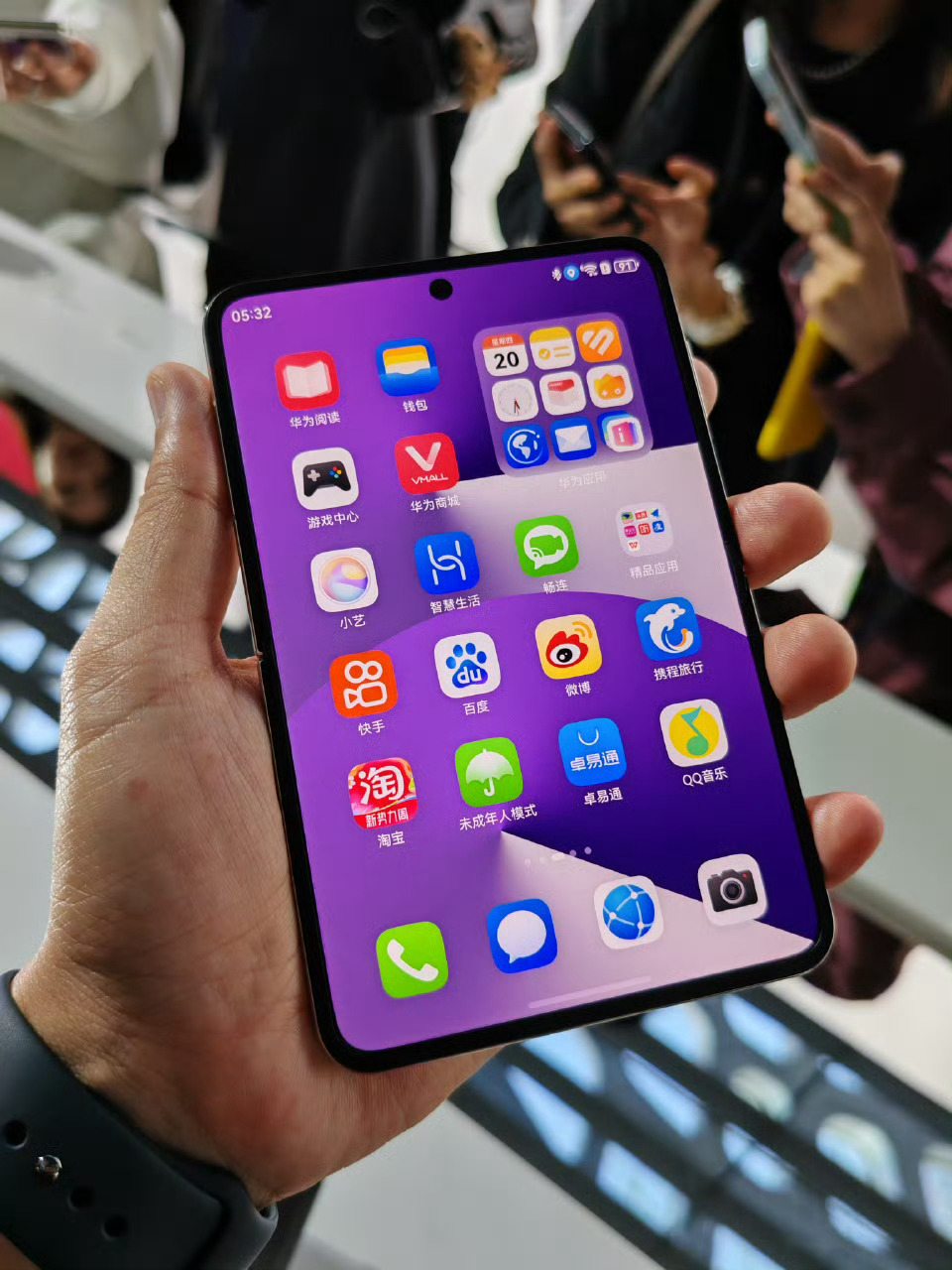 曝华为PuraX新机将更名在等，其实一代Pura X超实用，折叠后的小屏握持在手