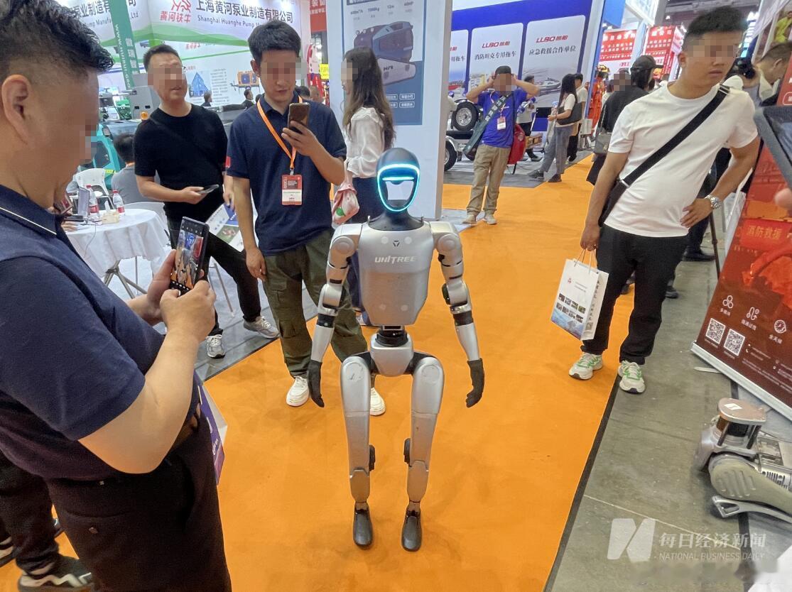 宇树科技影子股一字涨停宇树科技IPO注册获批后，A股机器人板块彻底疯了🔥今天多