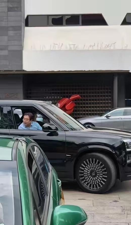 曾经的央视主持人水均益，坐的是什么车，看上去非常豪华