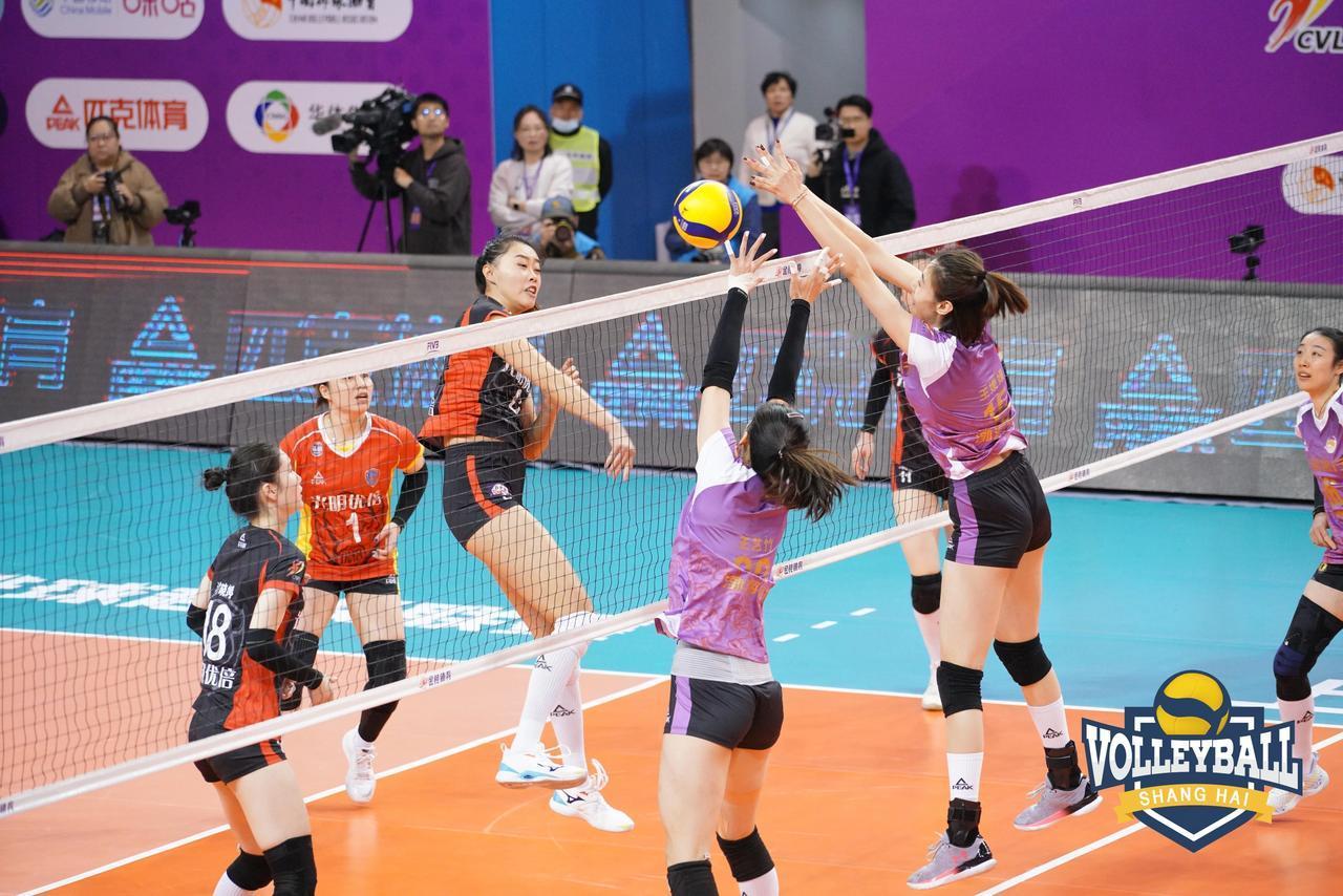 2023-2024中国女子排球超级联赛，冠亚军决赛第四场，上海女排0-2落后天津
