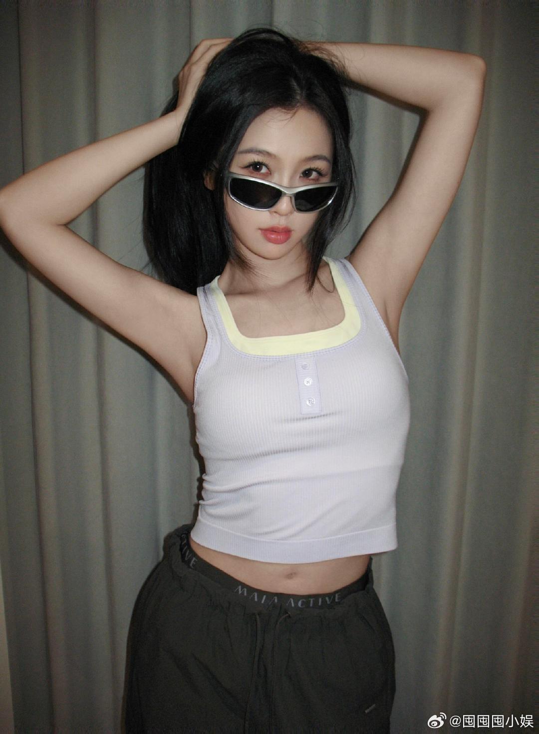 虞书欣背心叠穿虞书欣晒出一组美照，这真的是女神来的。虞书欣敷面膜看剧本