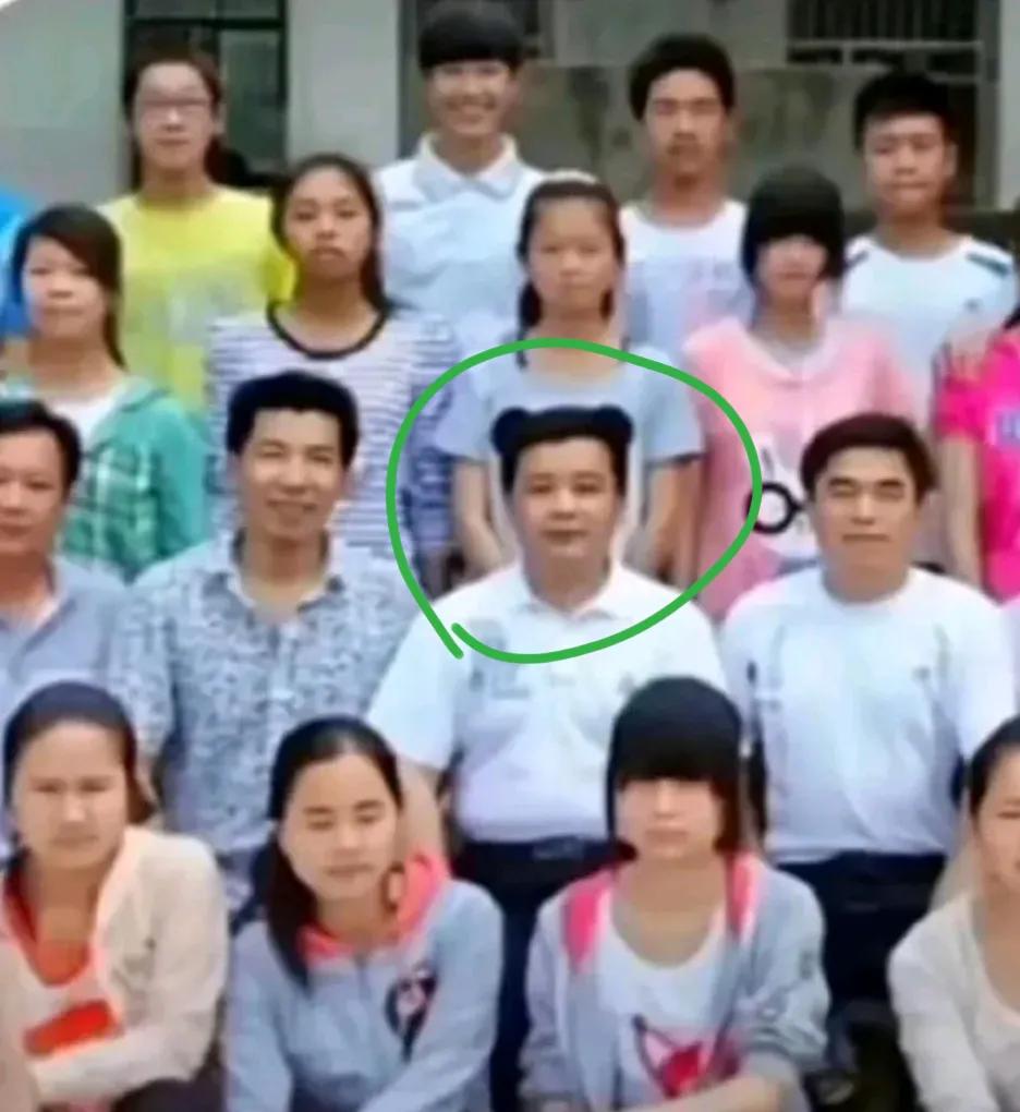 这位老师的耳朵有点怪[呲牙]