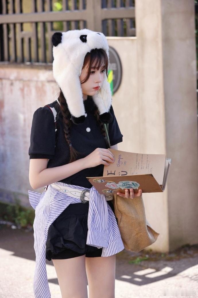 #虞书欣熊猫造型街头揽客# 虞书欣以熊猫造型在街头揽客，那元气满满的样子让人喜爱