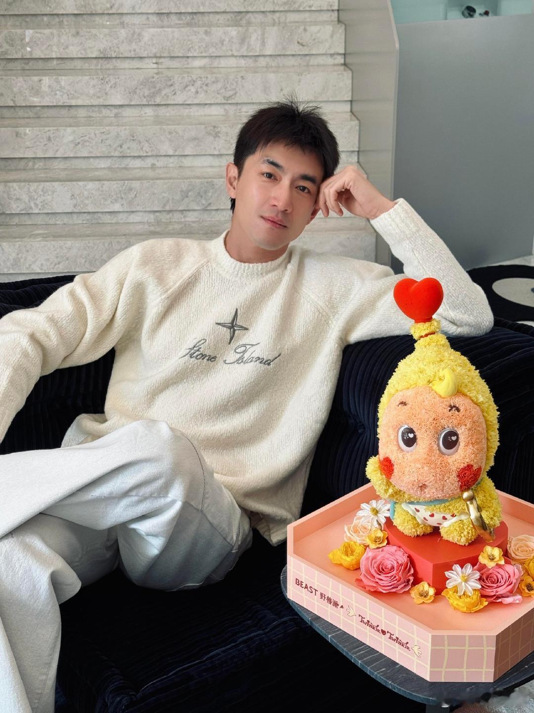 林更新38岁生日发文林更新晒38岁生日照林更新晒38岁生日照，白色毛衣显得整个人