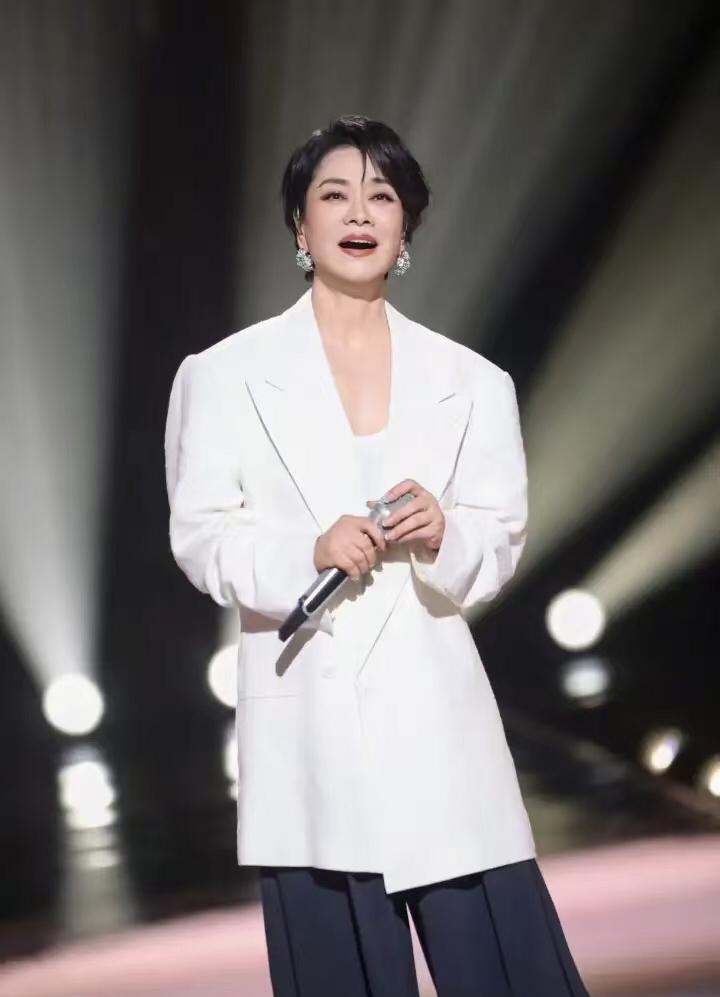 毛阿敏的一女一儿

女儿，解丰鸣，2004年出生，现在22岁，身高173㎝，在漂