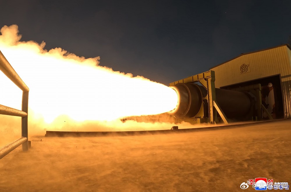 金正恩观看发动机试验。 