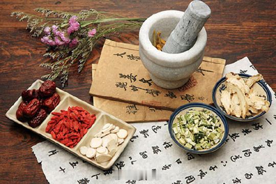 春天身上长红疹子是怎么回事 中医看皮肤问题，根在里不在皮，所以如果一到春天身上出