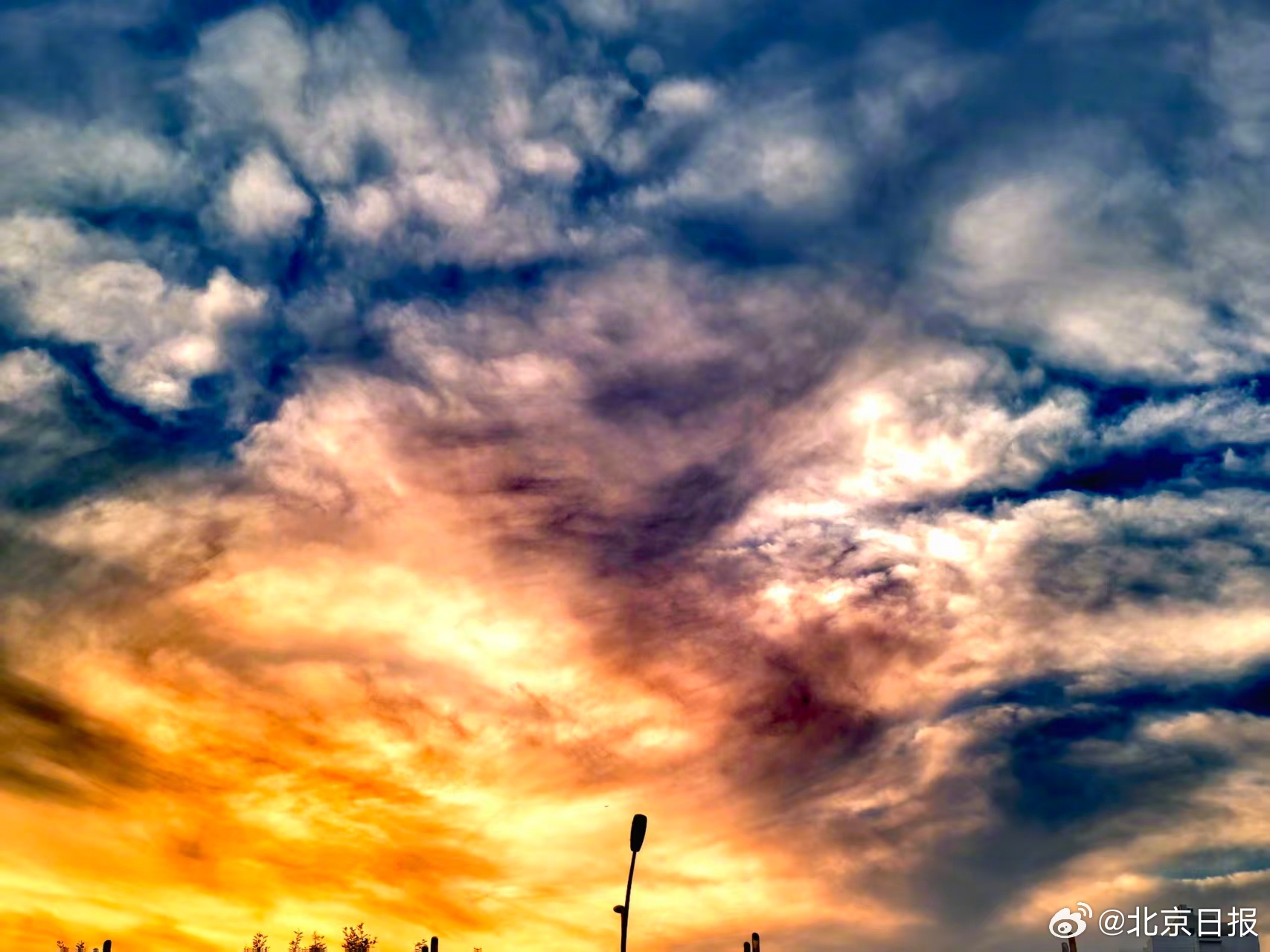 【心动！#北京晚霞总是看不腻#】今天，北京天空在傍晚时分开启“甜蜜模式”，金灿灿