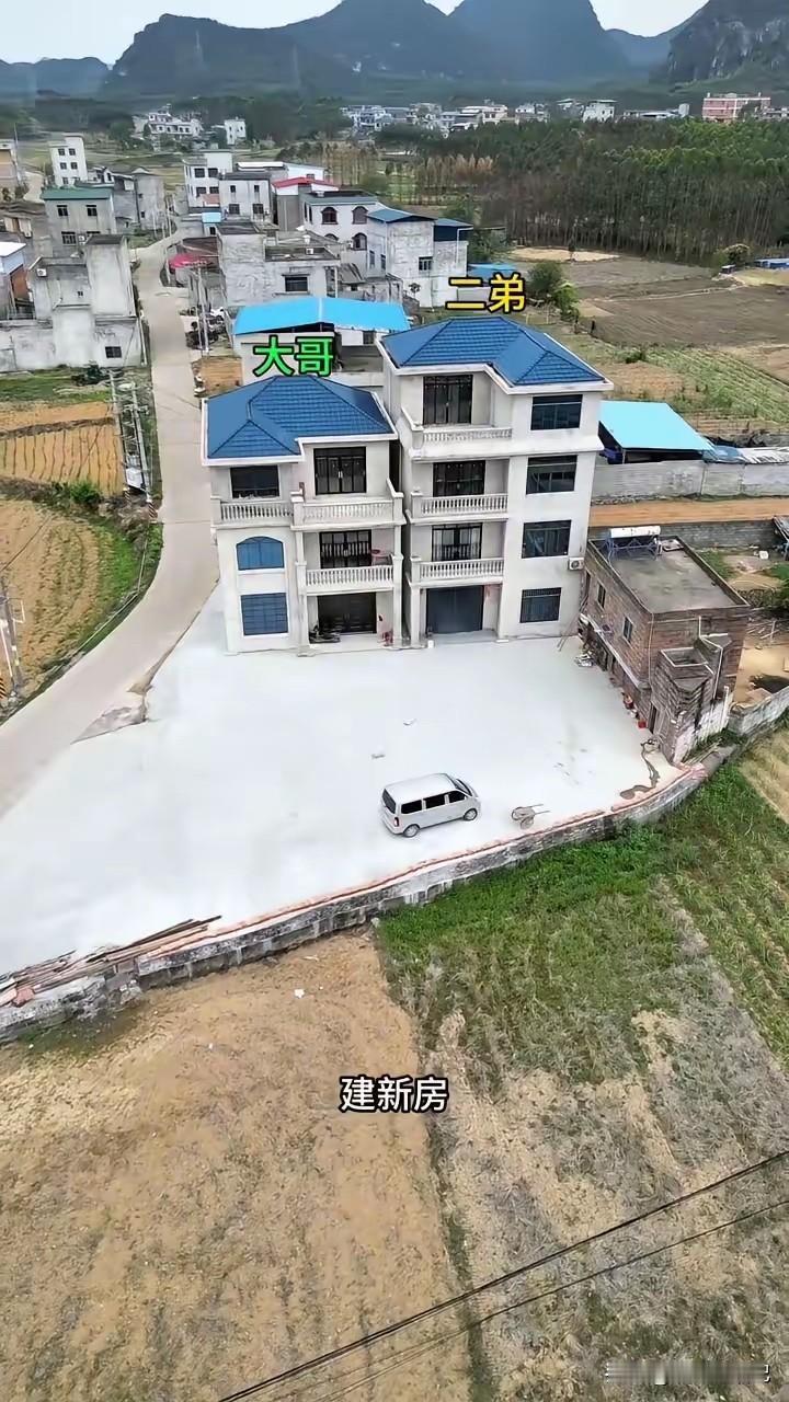 于情于理弟弟的房子都不能比哥哥家高啊，何况都高出来一层楼了。