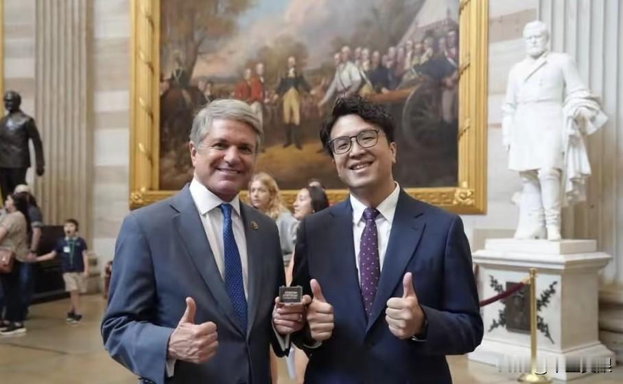 毛主席教导我们说:凡是敌人反对的，我们就要拥护;凡敌人拥护的，我们就要反对。
