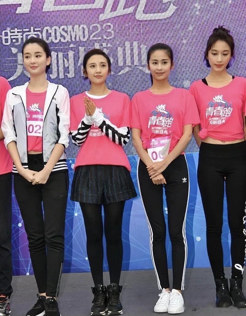 这几位女明星在舞台上的合影，第一眼就被左边这一位穿白色外套的女明星给吸引到了，她