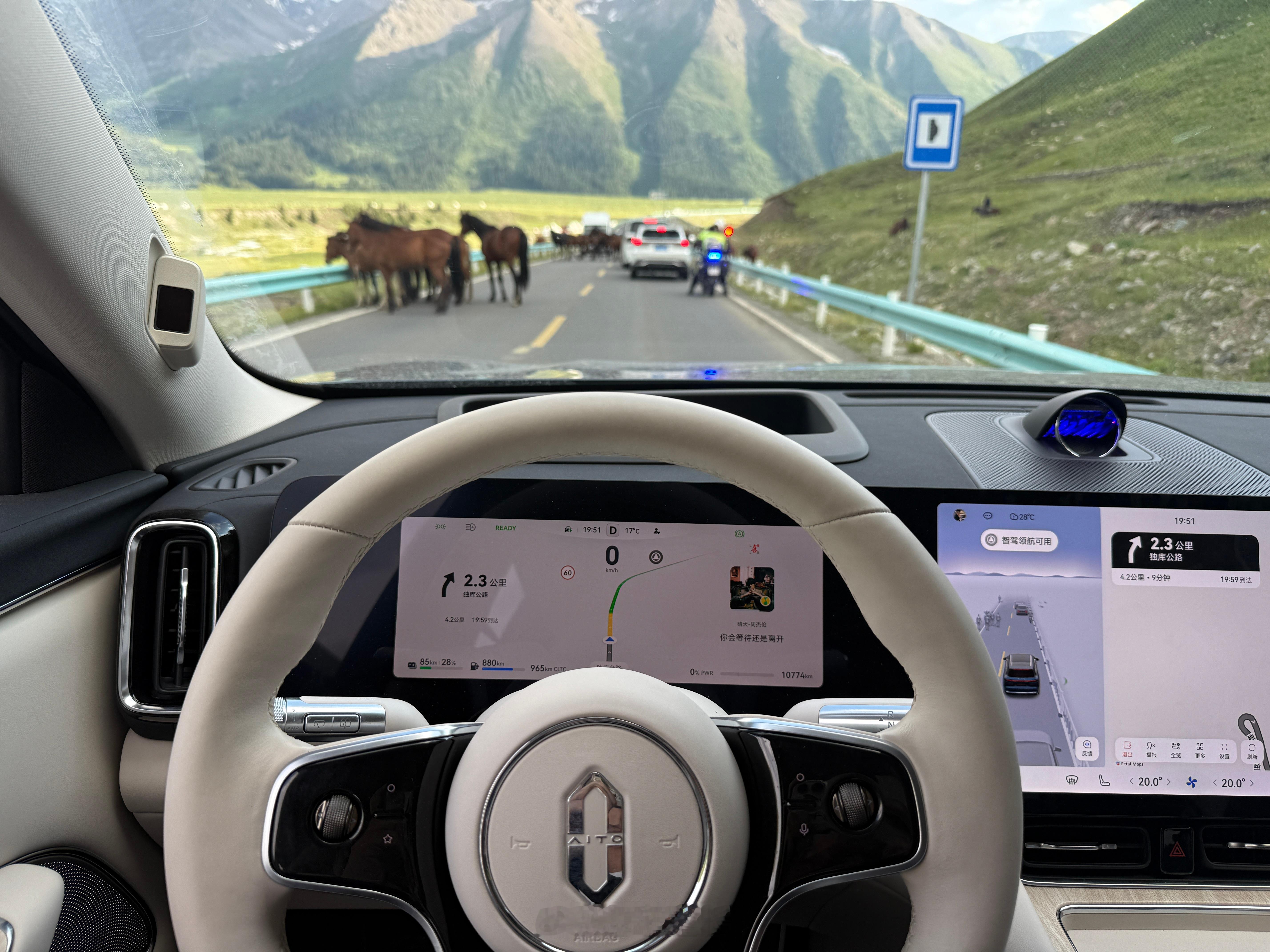 独库公路开始清雪了6月，独库再见，今年打算带车队去了！ 