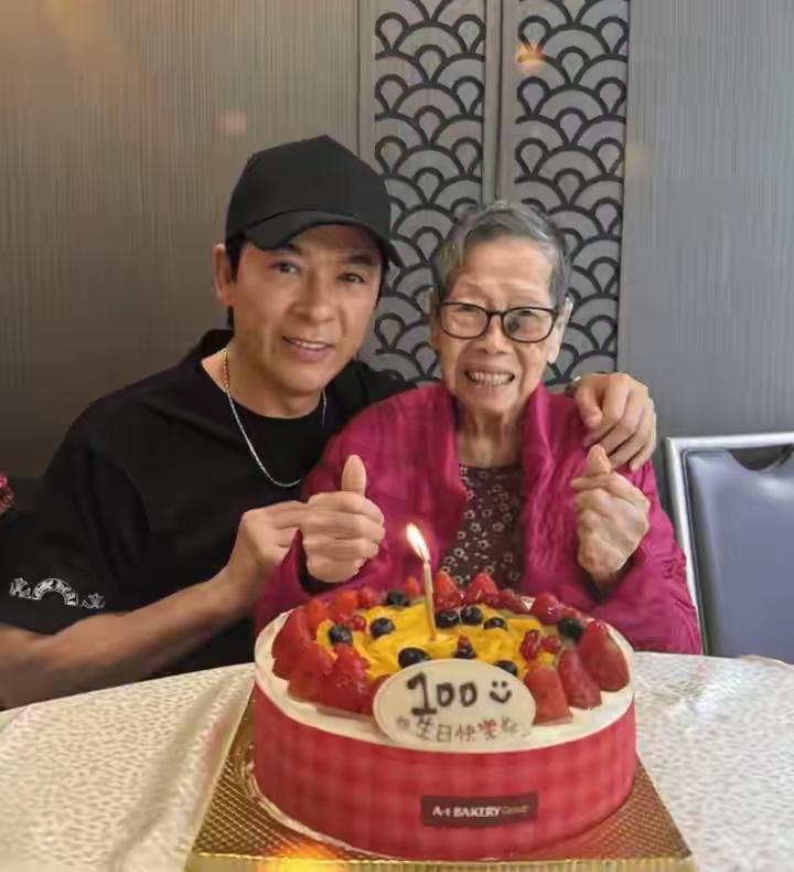 这是香港演员郭政鸿，
有一定的知名度，
应该有很多人能认识，

61岁了还有百岁