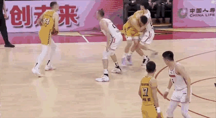 争议！广东广厦爆发重大冲突！张昊抱摔胡金秋，孙铭徽情绪上头暴怒出头！

CBA季
